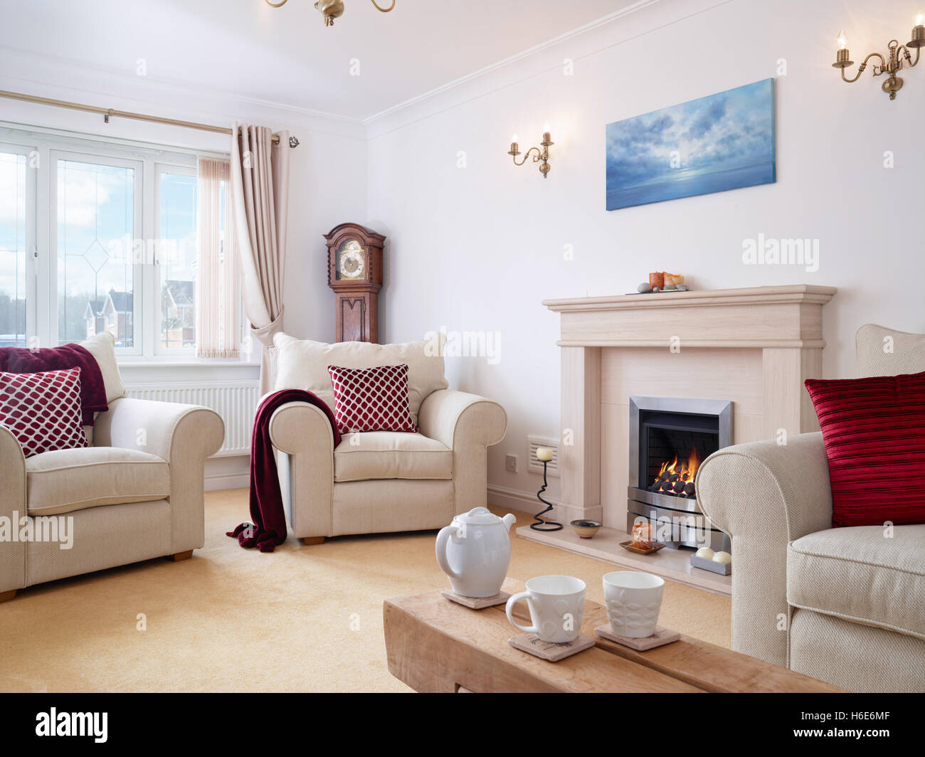 Eine zeitgenössische Wohnzimmer mit Kamin in einem modernen Haus UK Stockfoto