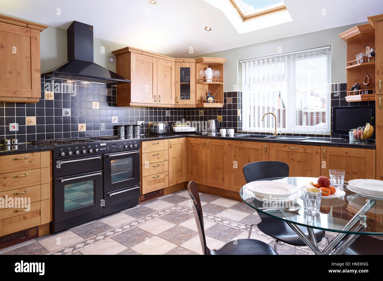 Eine moderne, frische Küche mit einer Palette Herd, Haube & Holz Arbeitsflächen. glocestershire, Großbritannien Stockfoto