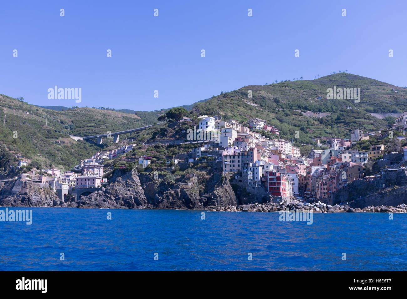 Riomaggiore Cinque Terre, Ligurien vom touristischen Boot Fähre Stockfoto