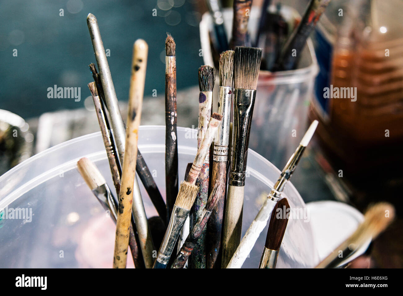 Pinsel in einen Topf geben. Stockfoto