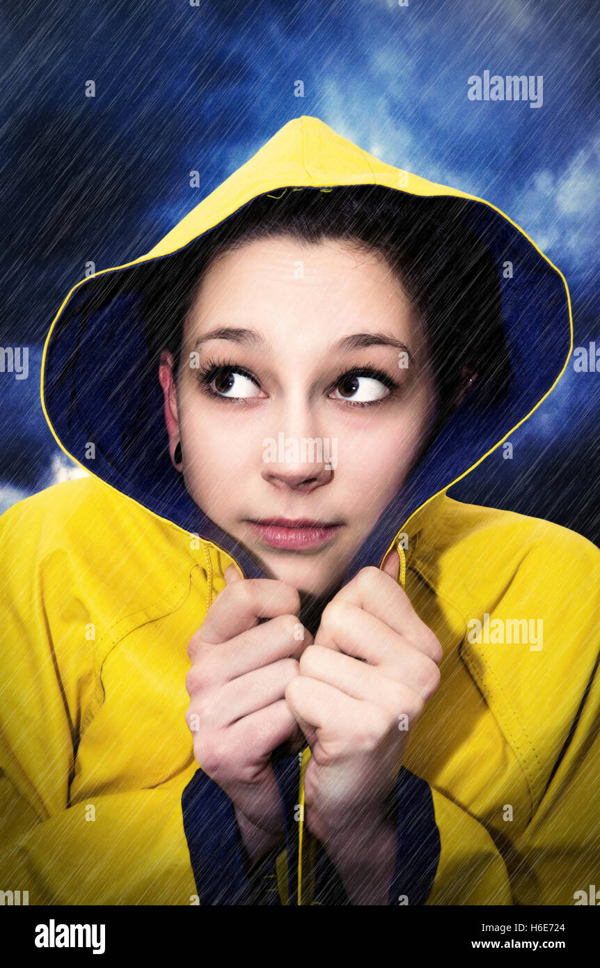 Junge Frau im Regen Stockfoto