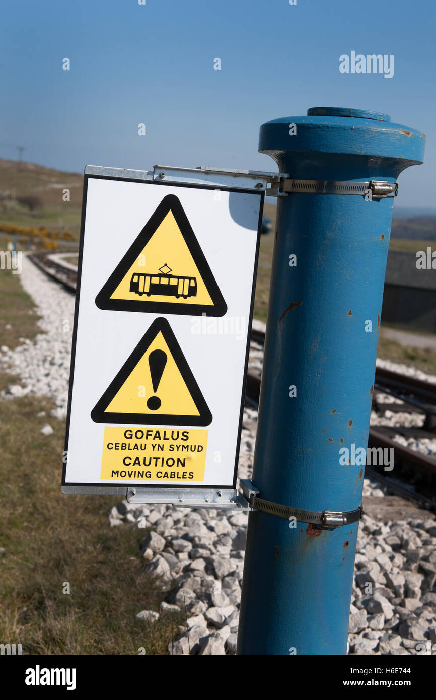 Warnzeichen auf der Strecke der Great Orme Straßenbahn, Llandudno, Conwy, North Wales, Wales, UK. Stockfoto