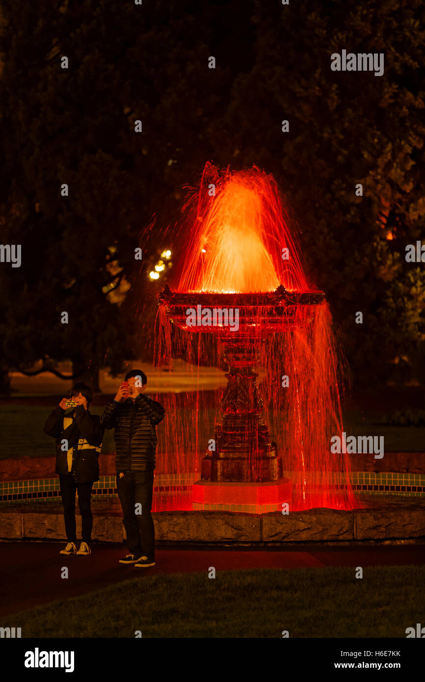 Junge chinesische Touristen vor Gesetzgeber Brunnen bei Nacht-Victoria, British Columbia, Canada. Stockfoto