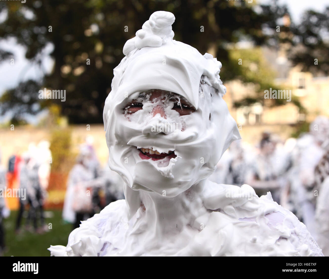 Studenten der Universität St Andrews teilnehmen im traditionellen Rosine Montag Schaum Kampf, Montag, 17. Oktober 2016 Stockfoto