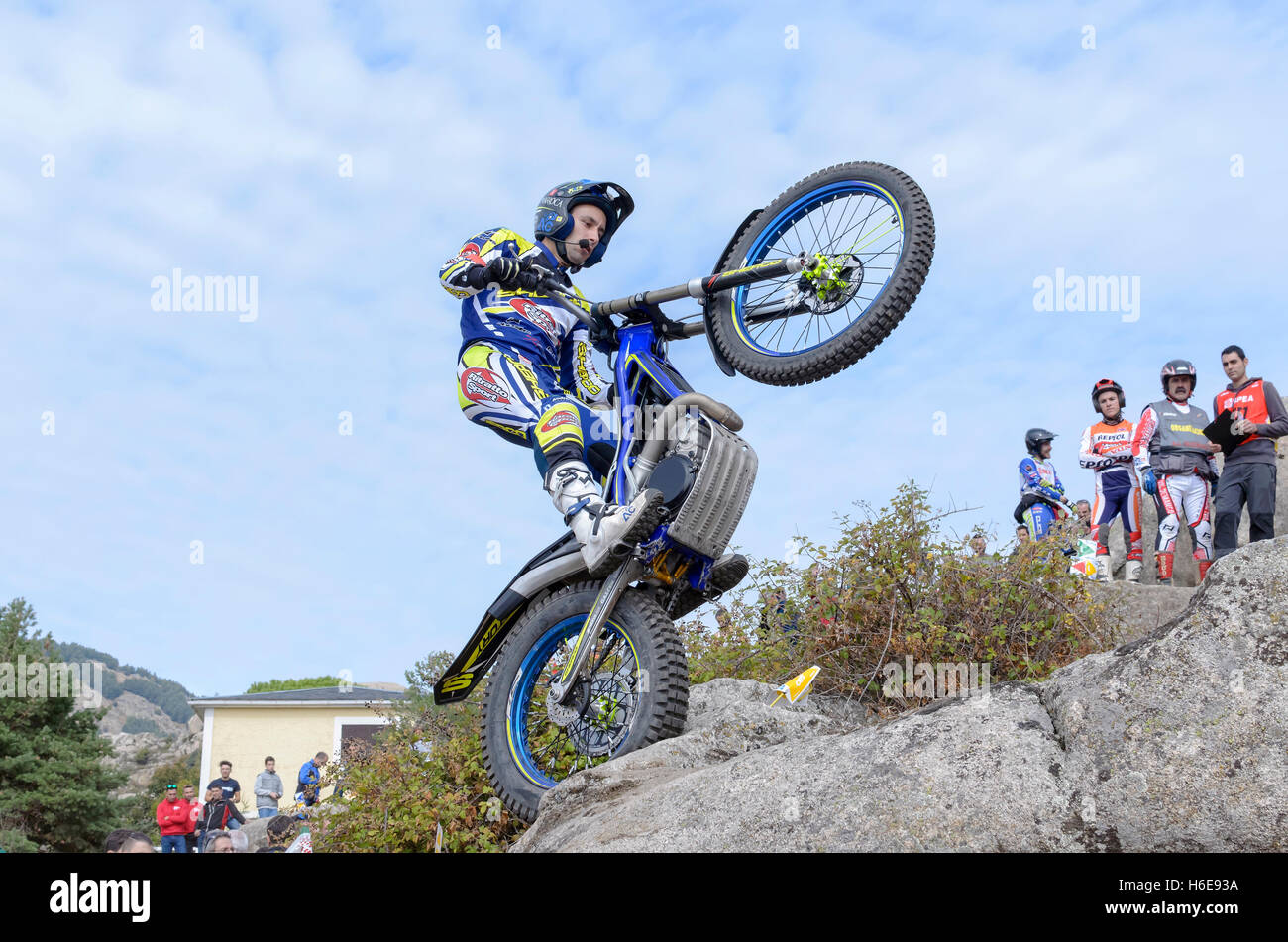 Motorradfahren. Trial Rennen. Spanien-Meisterschaft. Albert Cabestany überholen ein Hindernis über große Granitsteine in Valdemanco Stockfoto