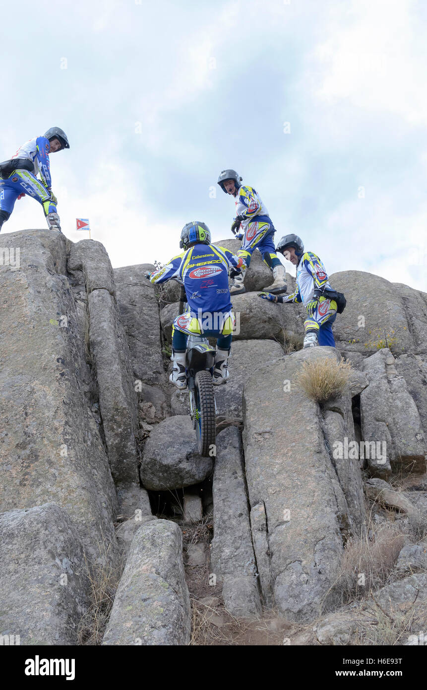 Motorradfahren. Trial Rennen. Spanien-Meisterschaft. Albert Cabestany überholen ein Hindernis über große Granitsteine in Valdemanco Stockfoto