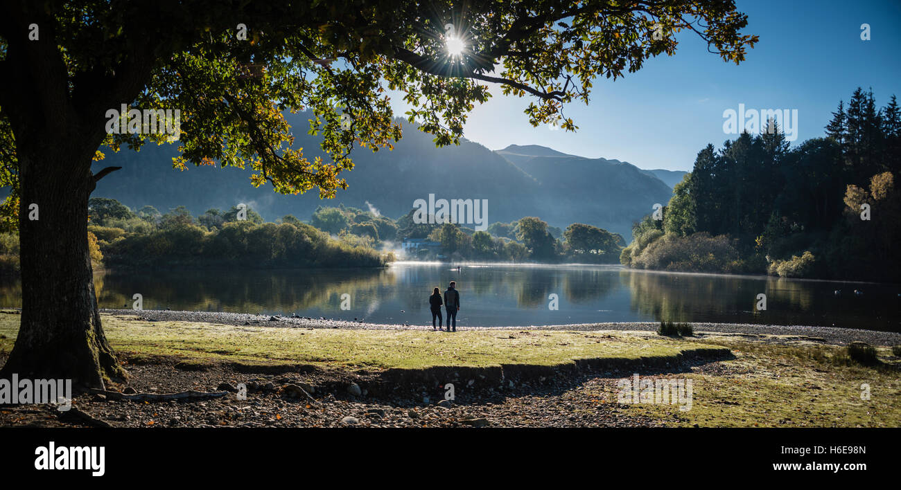 Ruhige herbstliche Szene in Keswick, Derwentwater, Cumbria, UK. Ein junges Paar genießen Sie den Augenblick. Stockfoto