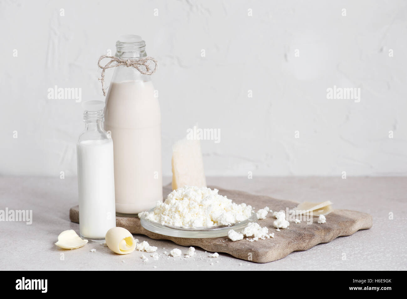 Lichtgestaltung mit frischen Milchprodukten Stockfoto