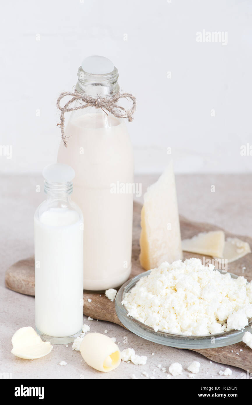 Lichtgestaltung mit frischen Milchprodukten Stockfoto