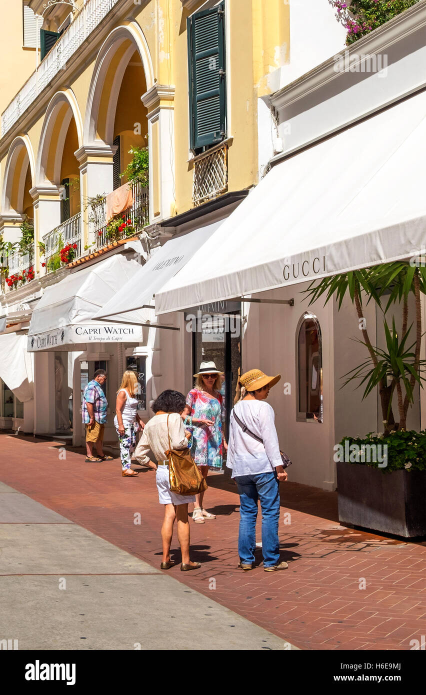 Touristen-Schaufensterbummel in Boutiquen auf der Insel Capri, Italien. Stockfoto
