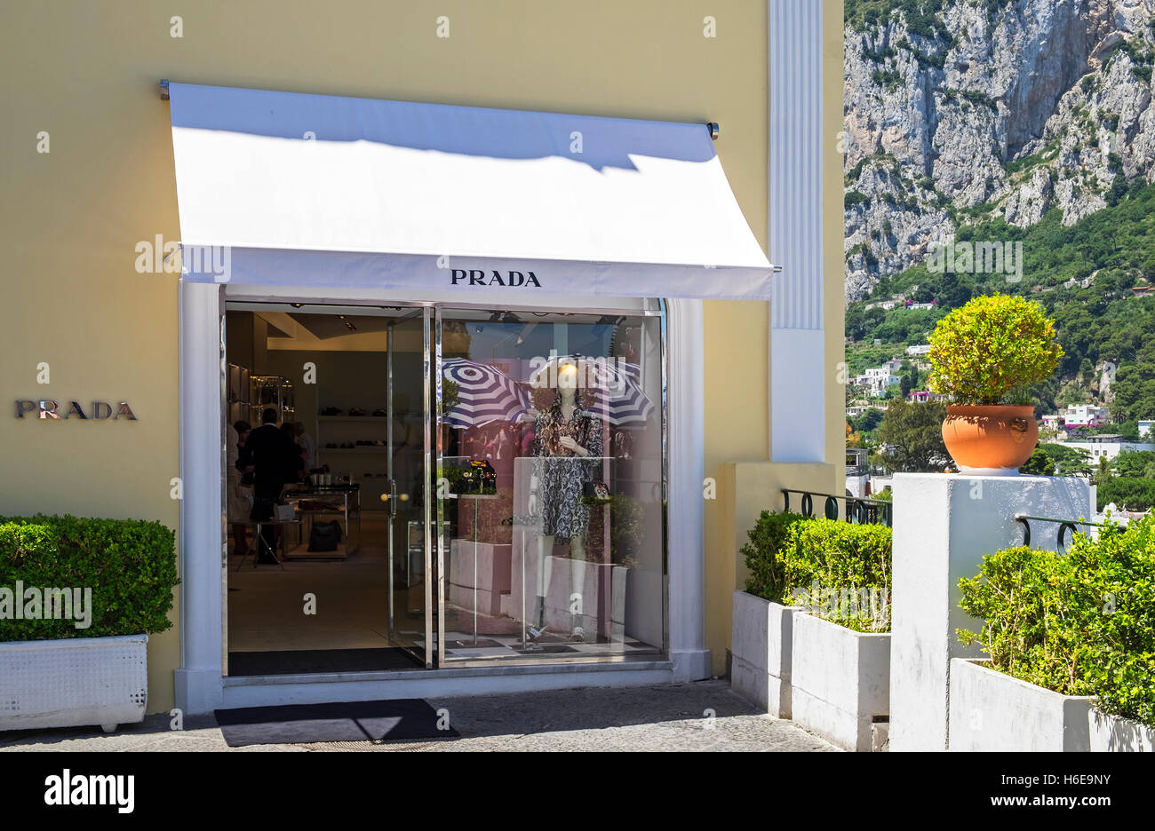 Ein Prada Designermode Shop auf der Insel Capri, Italien. Stockfoto