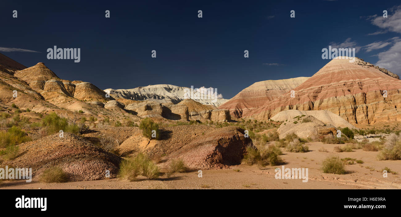 Panorama von roten und weißen Sedimentschichten in Aktau Mountains Altyn Emel Park Kasachstan Stockfoto