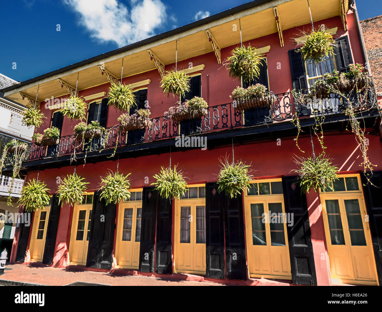 Gebäude im French Quarter von New Orleans mit 18 Anlagen und 1 Balkon Stockfoto