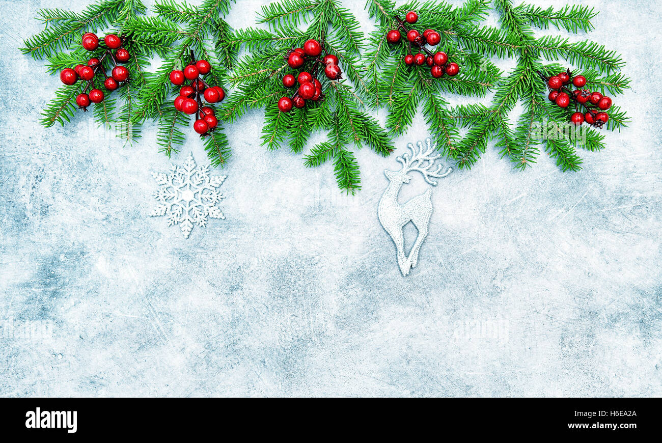 Weihnachten-Grenze mit roten Beeren und Silberschmuck. Vintage-Stil getönten Bild Stockfoto