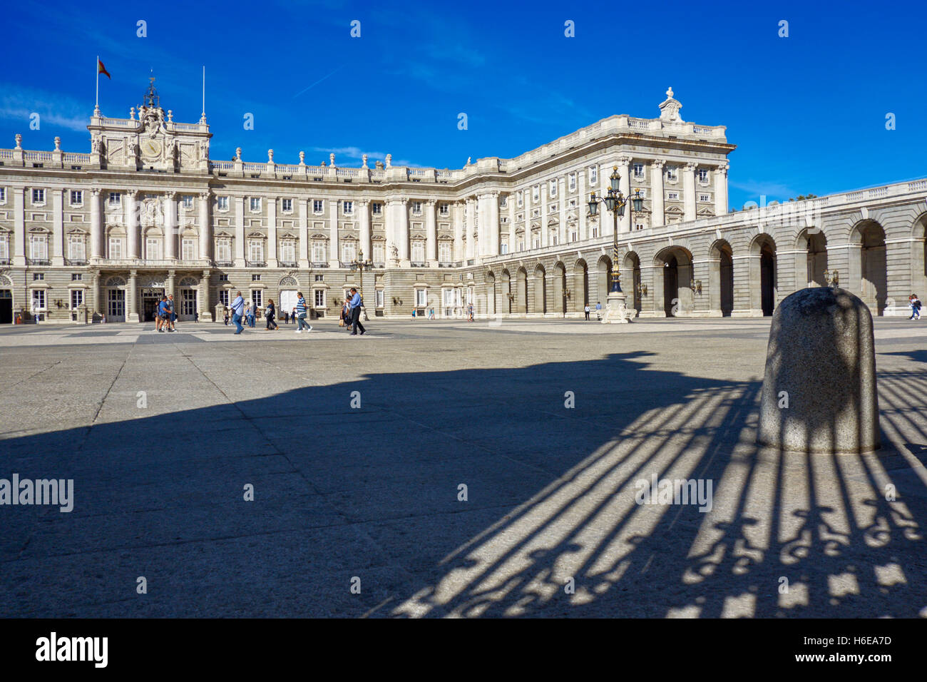 Blick auf die südliche Fassade der Königspalast von Madrid von Armeria Platz. Madrid. Spanien. Stockfoto