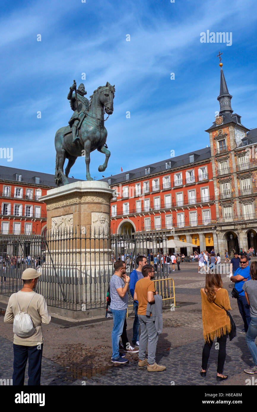 Touristen auf das Reiterstandbild von Felipe III in der Plaza Mayor. Madrid. Spanien. Stockfoto