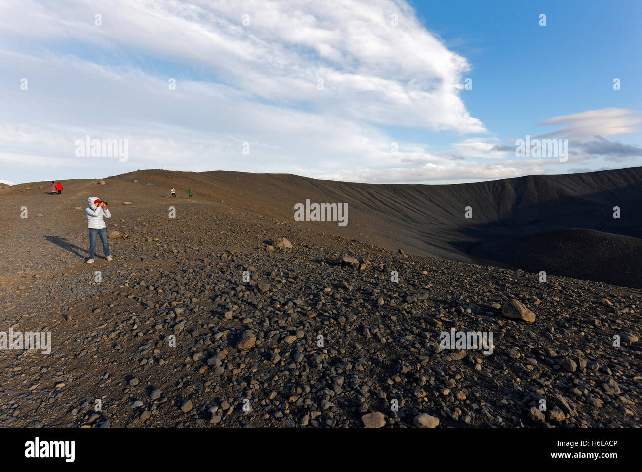 Touristen fotografieren auf dem Gipfel des Vulkans Hverfjall, Nordosten Islands, Nordatlantik, Europa Stockfoto