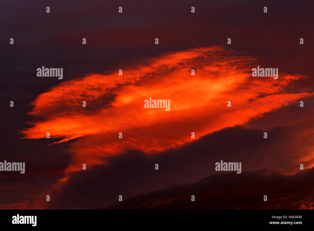 Bewölkter Himmel bei Sonnenaufgang, Nordosten Islands, Nordatlantik, Europa Stockfoto