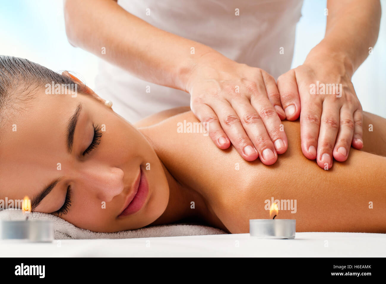 Porträt von attraktiven Frau genießen entspannende Massage hautnah. Therapeut dabei manipulative Behandlung auf Schultern. Stockfoto