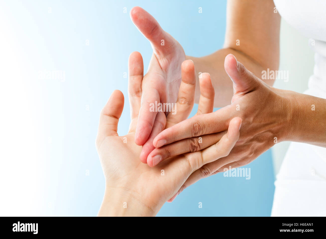 Makro Nahaufnahme der Hände des Therapeuten heilende Massage auf der weiblichen Seite zu tun. Stockfoto