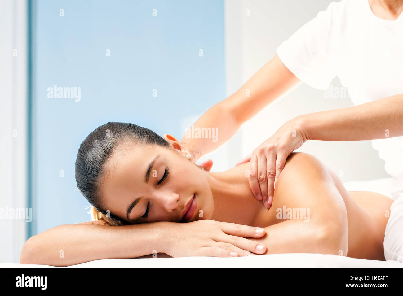 Nahaufnahme des jungen Frau genießen entspannende Körpermassage. Therapeut dabei manipulative Behandlung auf Schultern. Stockfoto