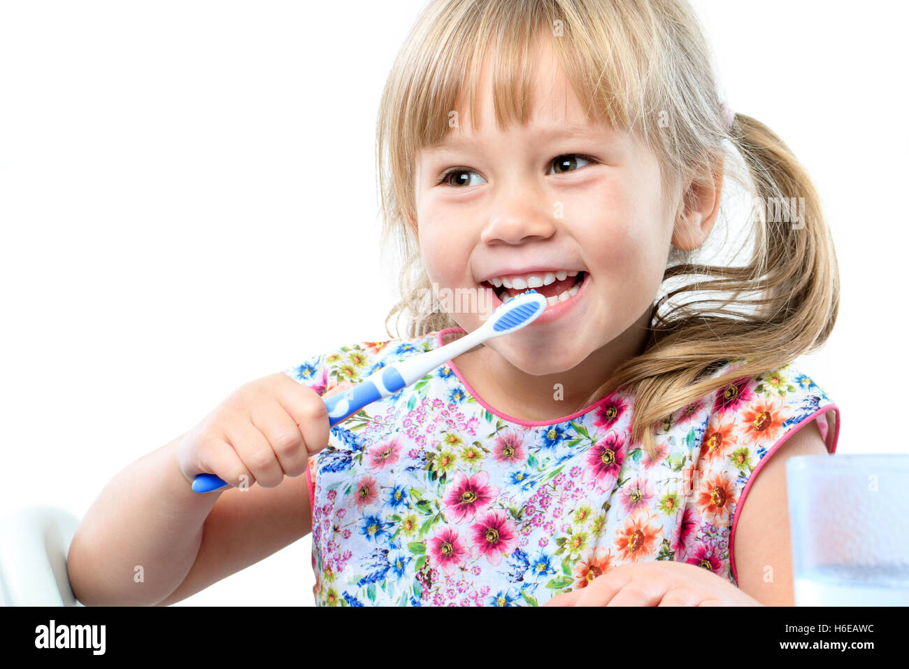 Porträt von niedlichen fünfjährigen Zähneputzen hautnah. Isoliert auf weißem Hintergrund. Stockfoto