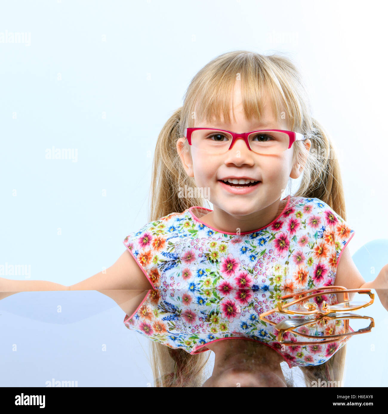 Porträt der niedliche kleine Mädchen neue Brille hautnah. Stockfoto
