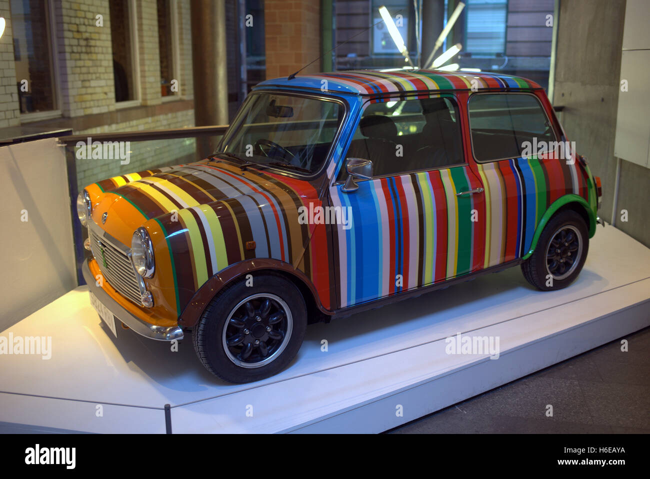 Candy Stripe Paul Smith Mini Cooper aus der Ausstellung im Leuchtturm in Glasgow. Stockfoto