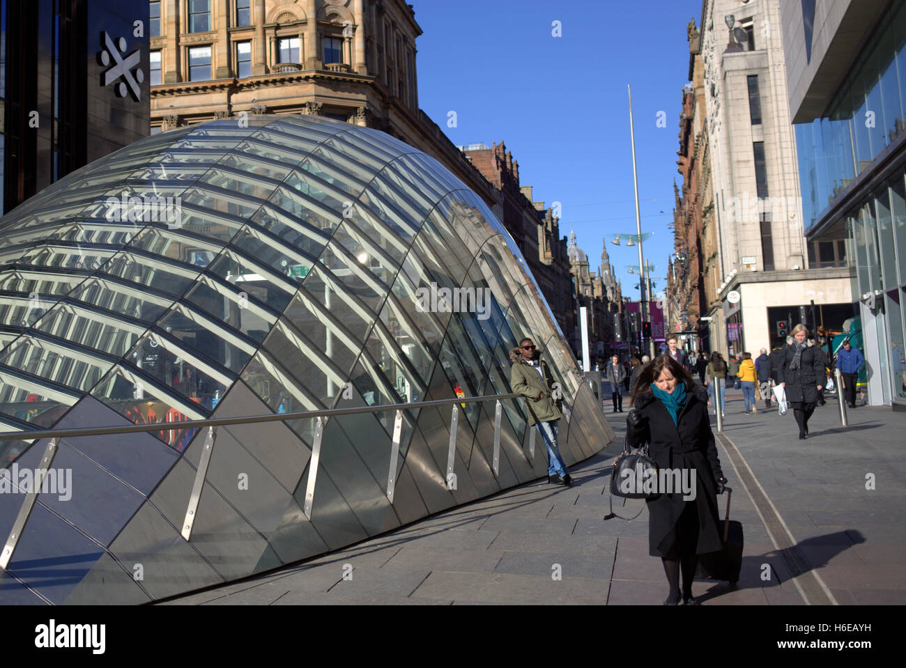 cool Guy auf Glasgow Street in der Nähe von U-Bahn Eingang St. Enoch Quadrat Glasgow Schottland, Vereinigtes Königreich Stockfoto