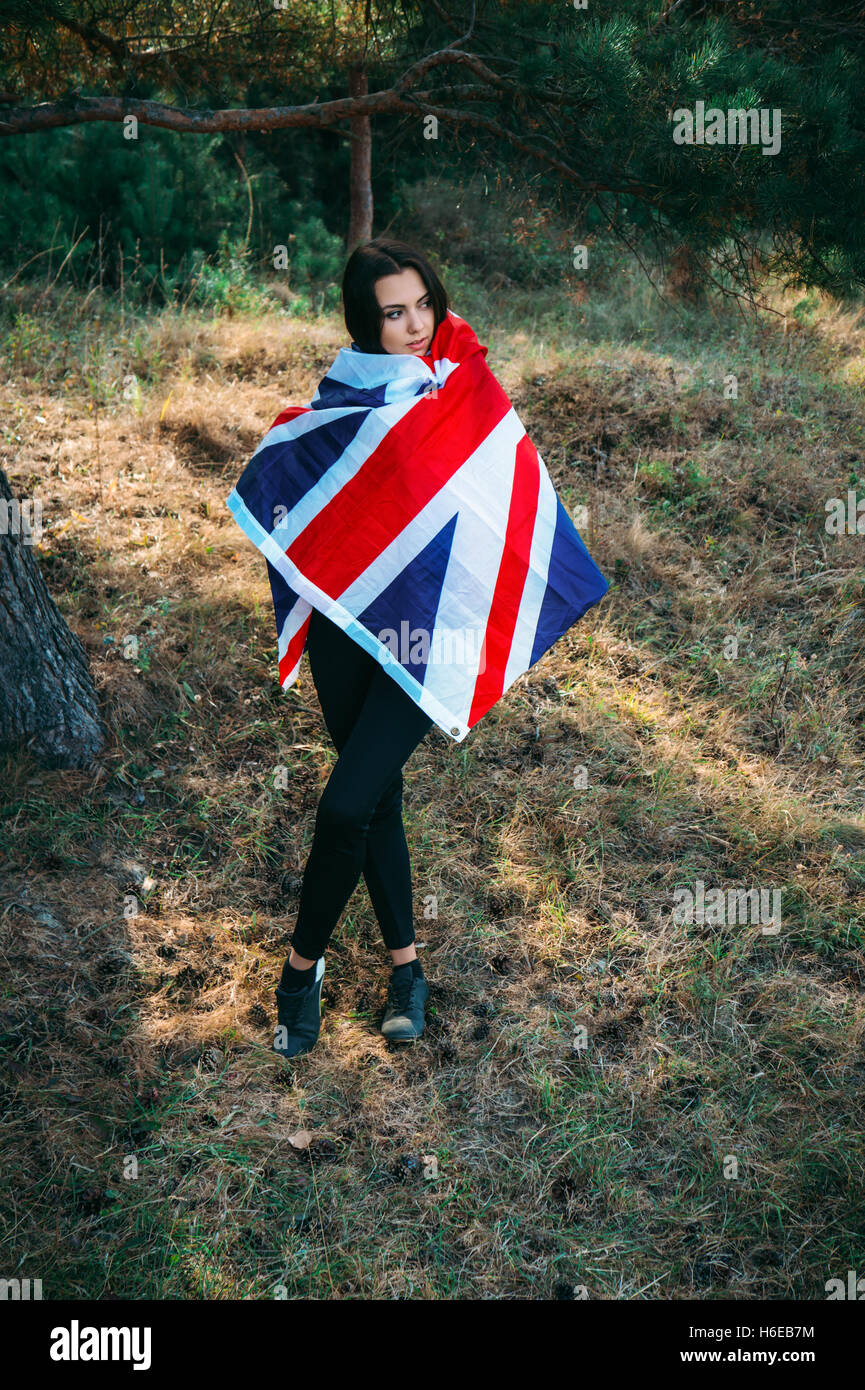 Junge schöne Brünette Mädchen posiert mit britischer Flagge im Herbst park Stockfoto