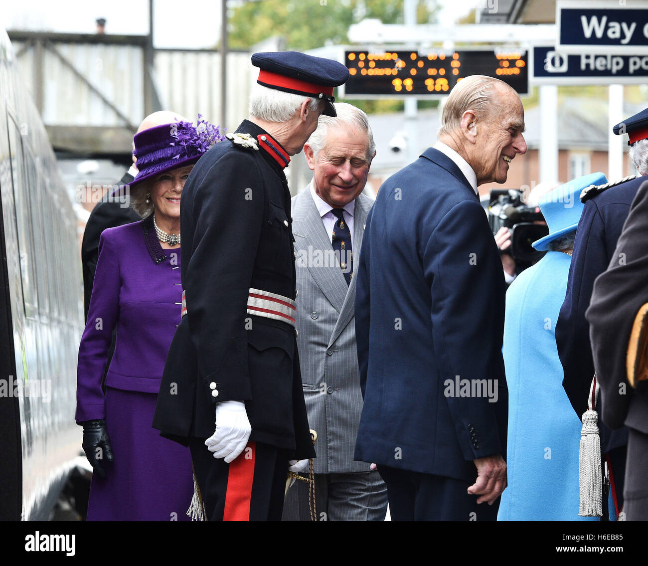 Königin Elizabeth II (rechts) und ihr Ehemann, der Duke of Edinburgh (zweiter von rechts) Ankunft in Dorchester Südbahnhof mit dem Prinzen von Wales (dritte links) und der Herzogin von Cornwall (links), vor einem Besuch, Verkehrssysteme, eine neue Stadtentwicklung am Rande von Dorchester. Stockfoto