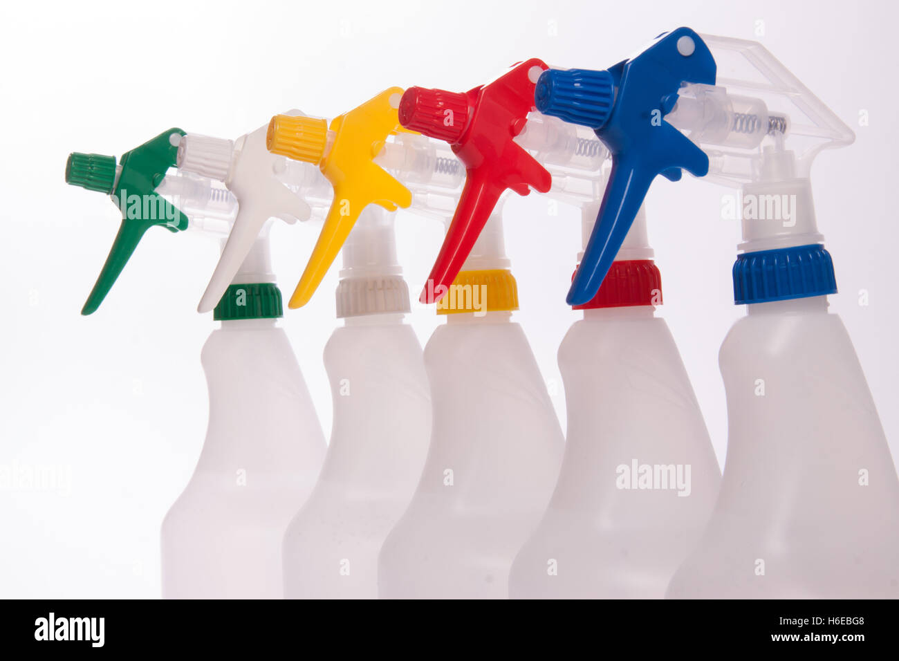 Auslösen von Sprühflaschen, Hand-held-Sprayer in grün weiß gelb rot und blau Stockfoto