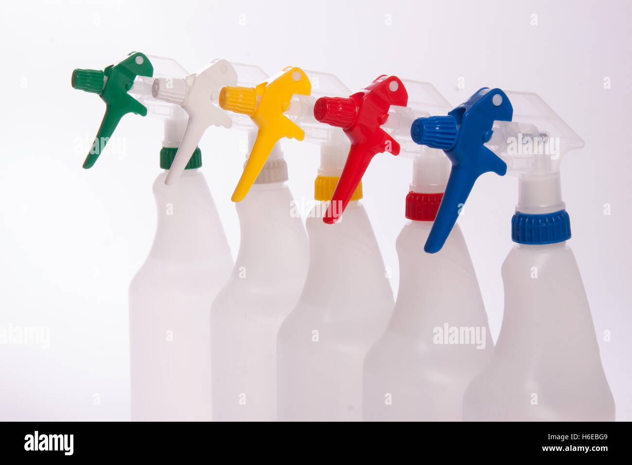 Auslösen von Sprühflaschen, Hand-held-Sprayer in grün weiß gelb rot und blau Stockfoto