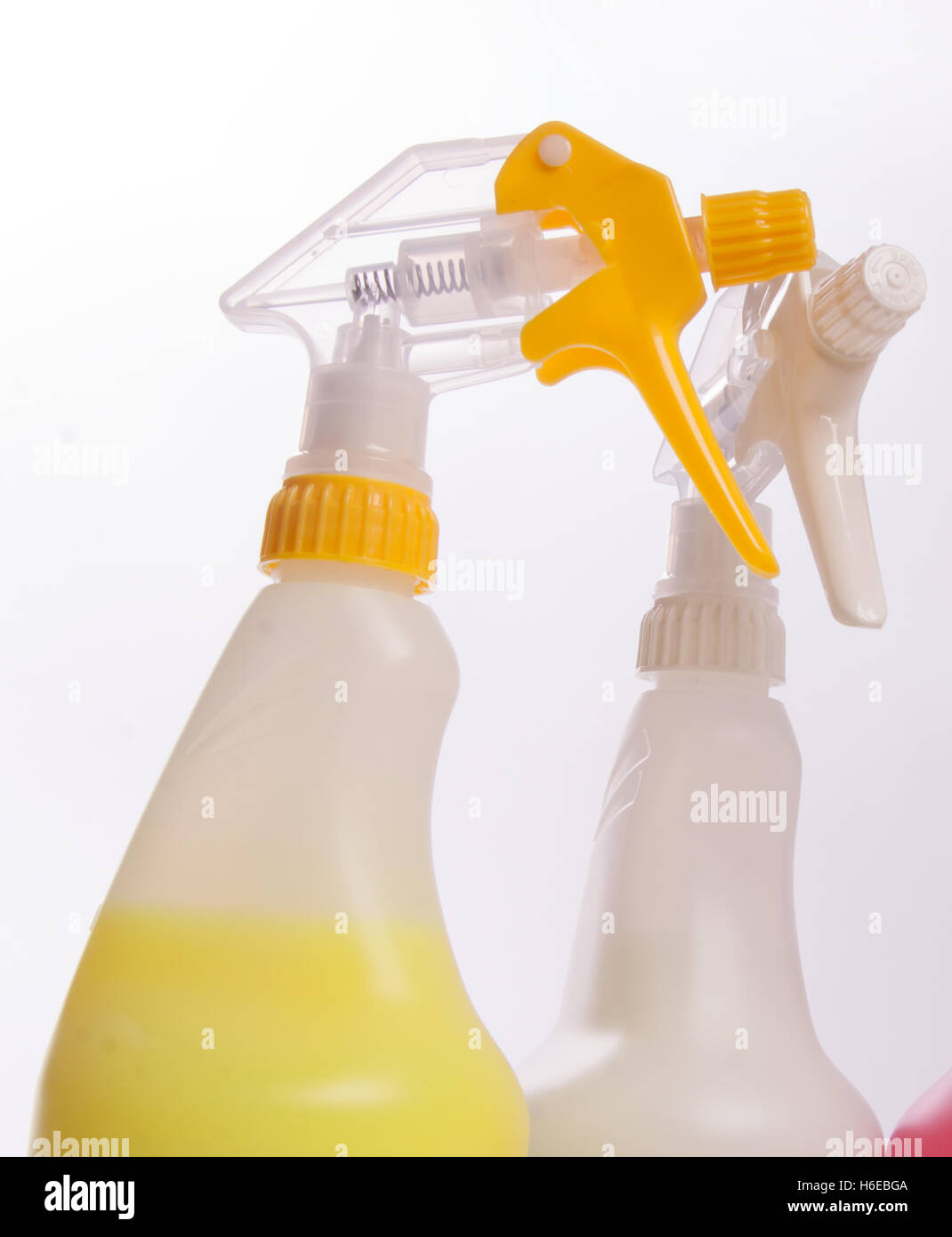 Auslösen von Sprühflaschen, Hand-held-Sprayer in gelb und weiß Stockfoto