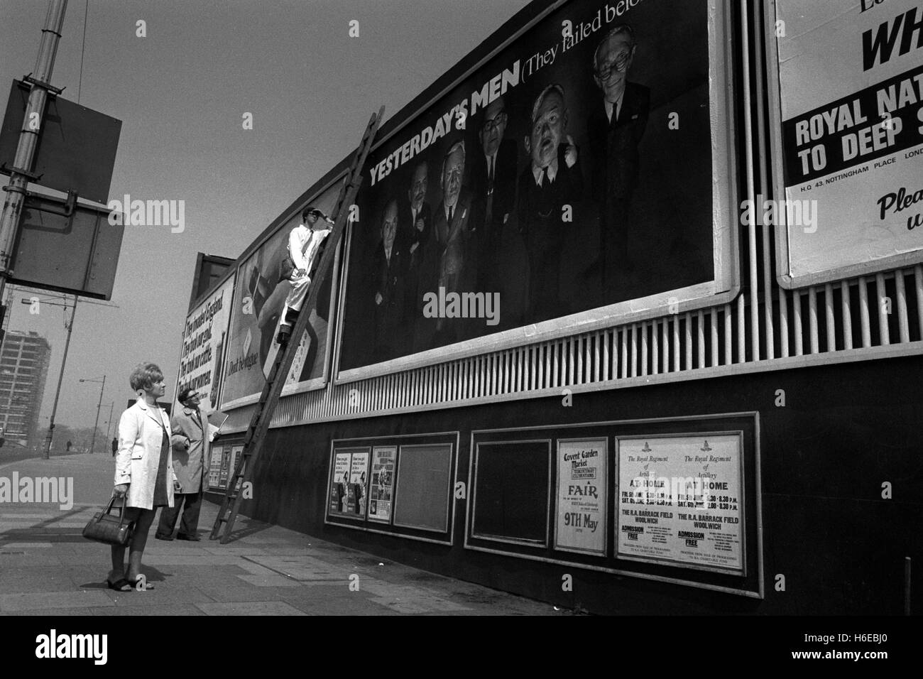 Die Labour-Partei zuerst übergroßes 'Gestrigen Men' Plakat auf eine Horten an der Lambeth-Ansatz für Vauxhall Bridge, London errichtet. Das Poster zeigt Karikatur Bildnisse von Edward Heath und andere prominente konservative. PA AF 145829-1 Stockfoto