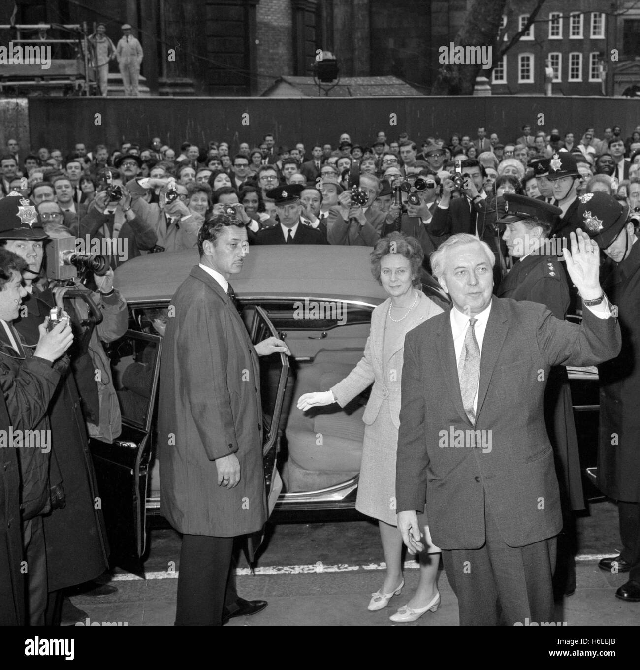 Premierminister Harold Wilson Wellen an Unterstützer und Mitarbeiter am Hauptsitz Labour Party in Smith Square in London vor der Abreise für Downing Street.PA AF 121650-91 Stockfoto