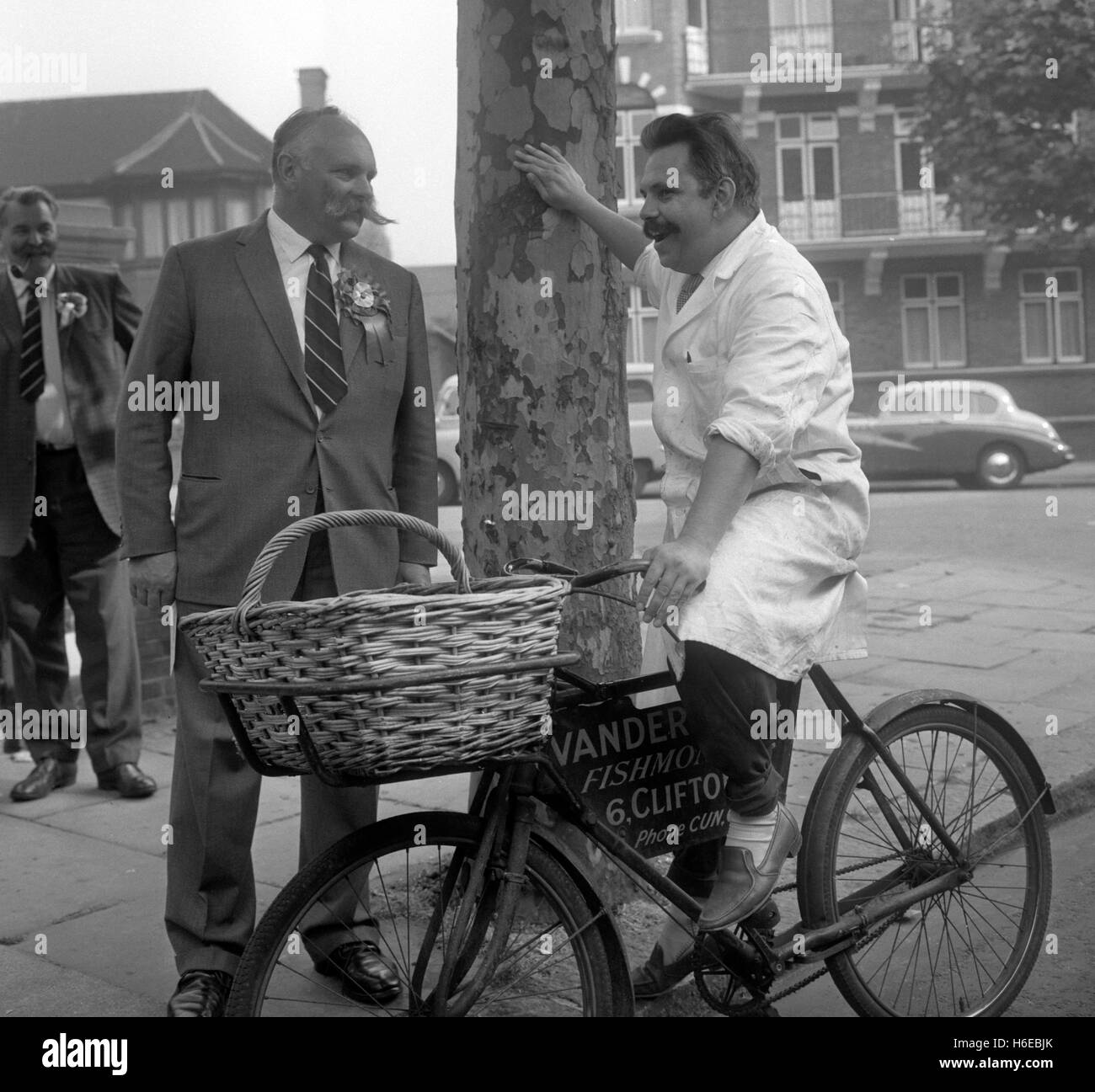 Komiker Jimmy Edwards, nahm gestern Abend als konservativer Kandidat in North Paddington, London, bei den Unterhauswahlen beginnt seine Kundenwerbung durch das Gespräch mit einem lokalen Fischhändler. PA AF 112429-1 Stockfoto