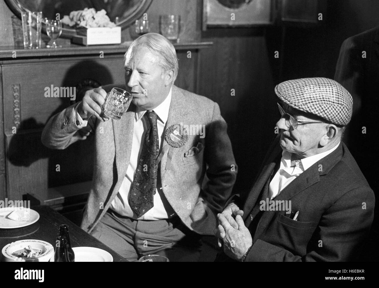 Konservativer Führer Edward Heath (l) entspannt bei einem Drink während seiner Tour von seinem Bexley Wahlkreis. Er genießt einen Drink an der weißen Kreuz Pub in Bexley und wir hatten ein Bier und Chat mit Kunden James Simmons.PA AF 168050-26 Stockfoto