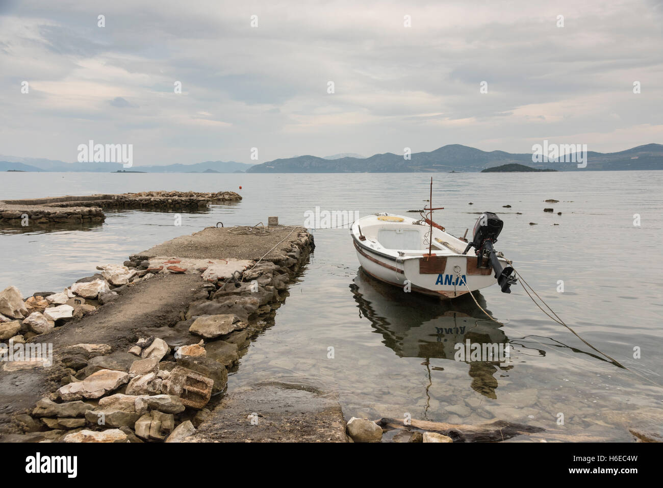 Ein kleines Boot vor Anker in der Bucht bei Drace auf der Pelajac Halbinsel Kroatien an einem bewölkten Tag Stockfoto