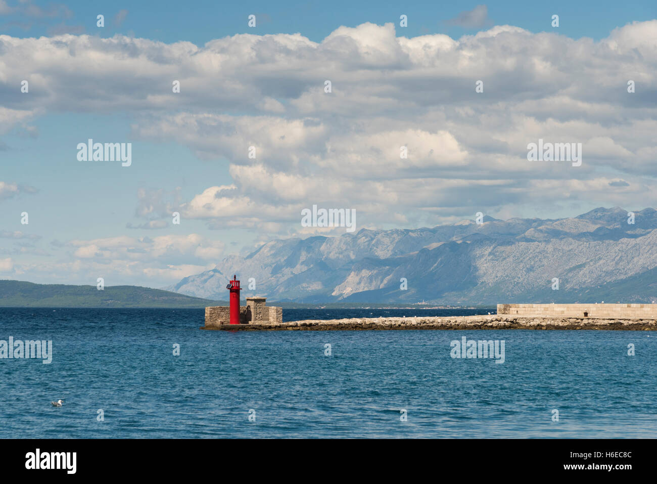 Die Ufermauer und Eintritt in den Hafen von Trpanj Kroatien Stockfoto