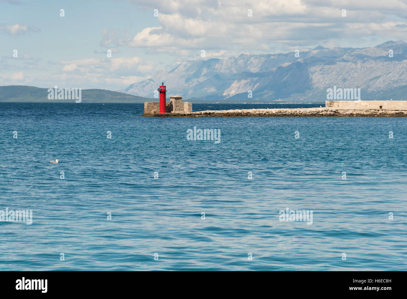 Die Ufermauer und Eintritt in den Hafen von Trpanj Kroatien Stockfoto