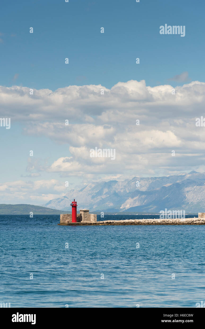 Die Ufermauer und Eintritt in den Hafen von Trpanj Kroatien Stockfoto