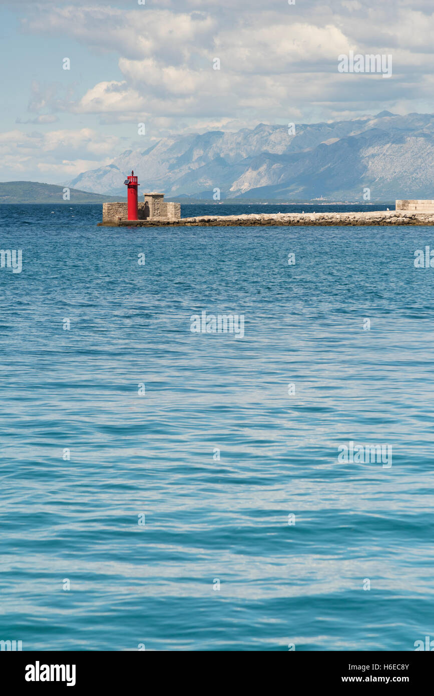 Die Ufermauer und Eintritt in den Hafen von Trpanj Kroatien Stockfoto