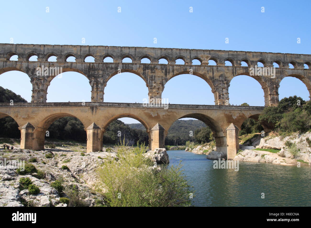 Der Pont du Gard, das berühmte römische Aquädukt über den Fluß Gardon in Südfrankreich. Stockfoto