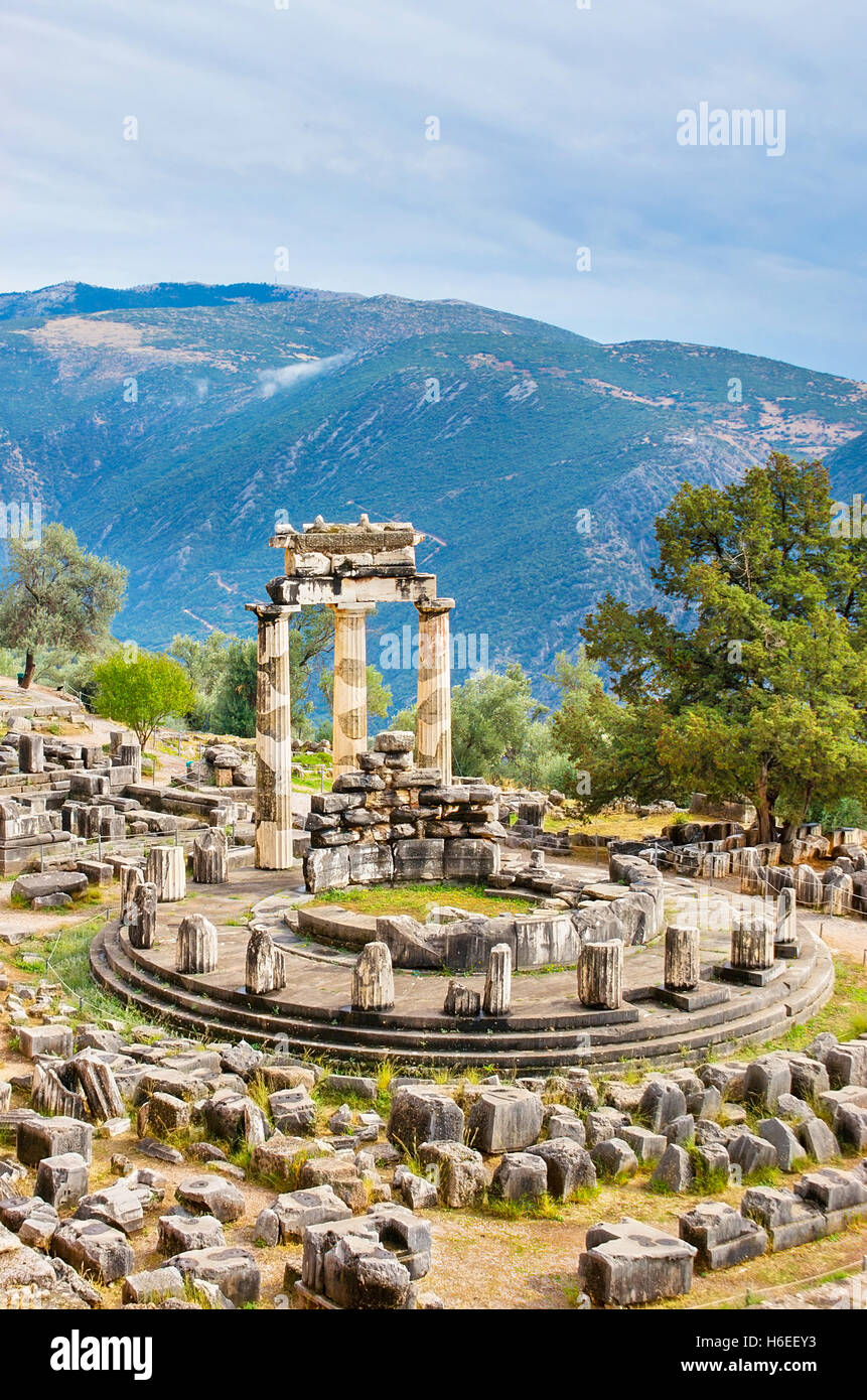Die Tholos im Heiligtum der Athena Pronoia ist ein Rundbau mit drei restaurierte dorischen Säulen Stockfoto