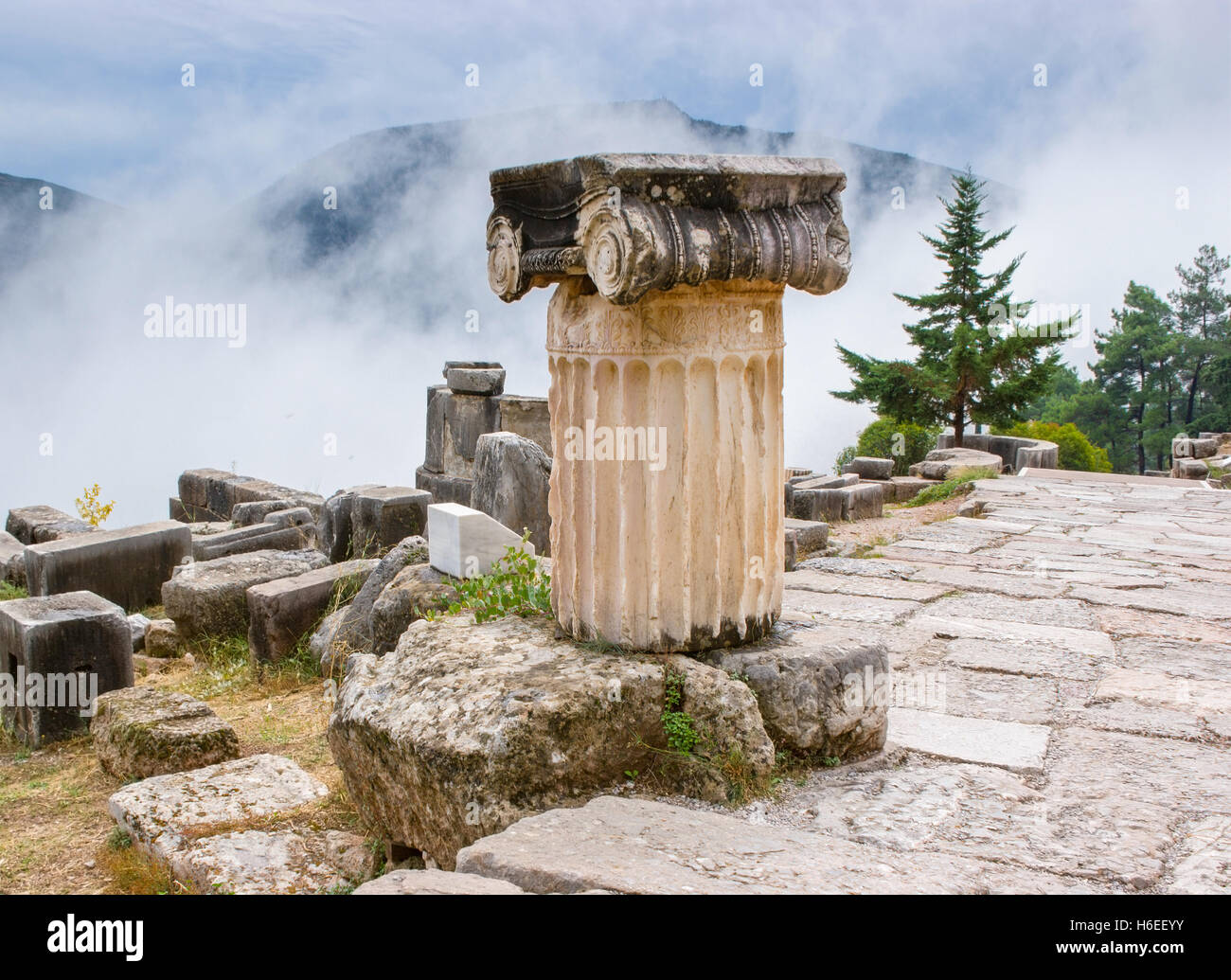 Die archäologische Zone von Delphi ist reich nach antiken Artefakten, wie Säulen, Tempel, Denkmäler, Griechenland. Stockfoto
