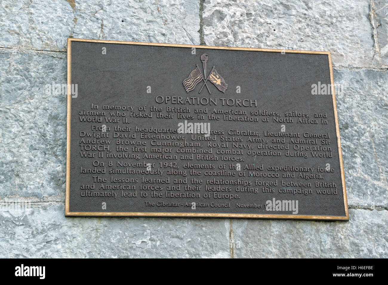 Gedenktafel neben dem amerikanischen Kriegerdenkmal Gibraltar zum Gedenken an die Operation Torch, WW2 Invasion in Nordafrika Stockfoto