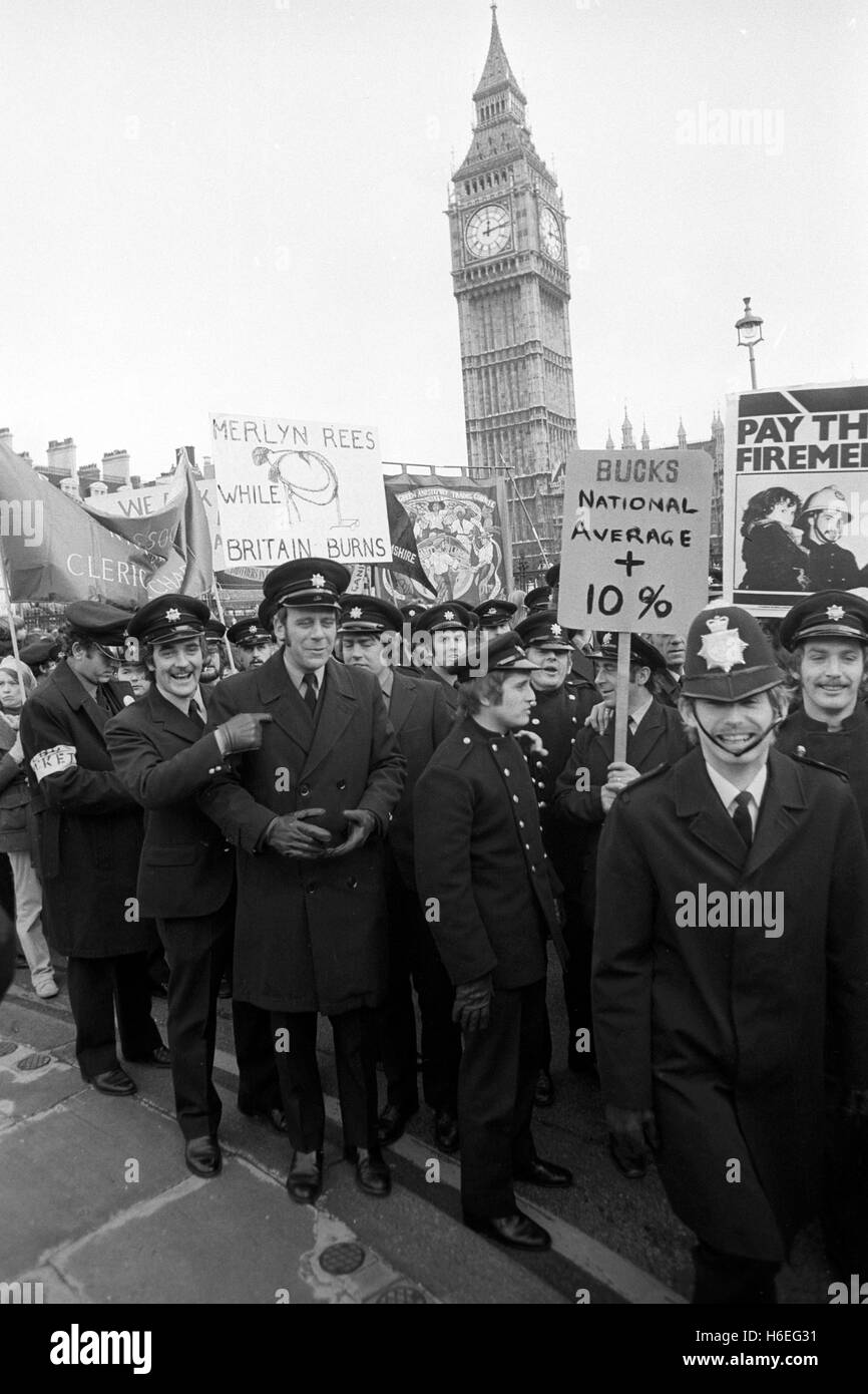 Plakate mit auffallenden Feuerwehrmänner außerhalb der Houses of Parliament auf dem Weg zu einer Kundgebung am Speaker es Corner zur Unterstützung ihrer 30 % Zahlen Anspruch. Stockfoto