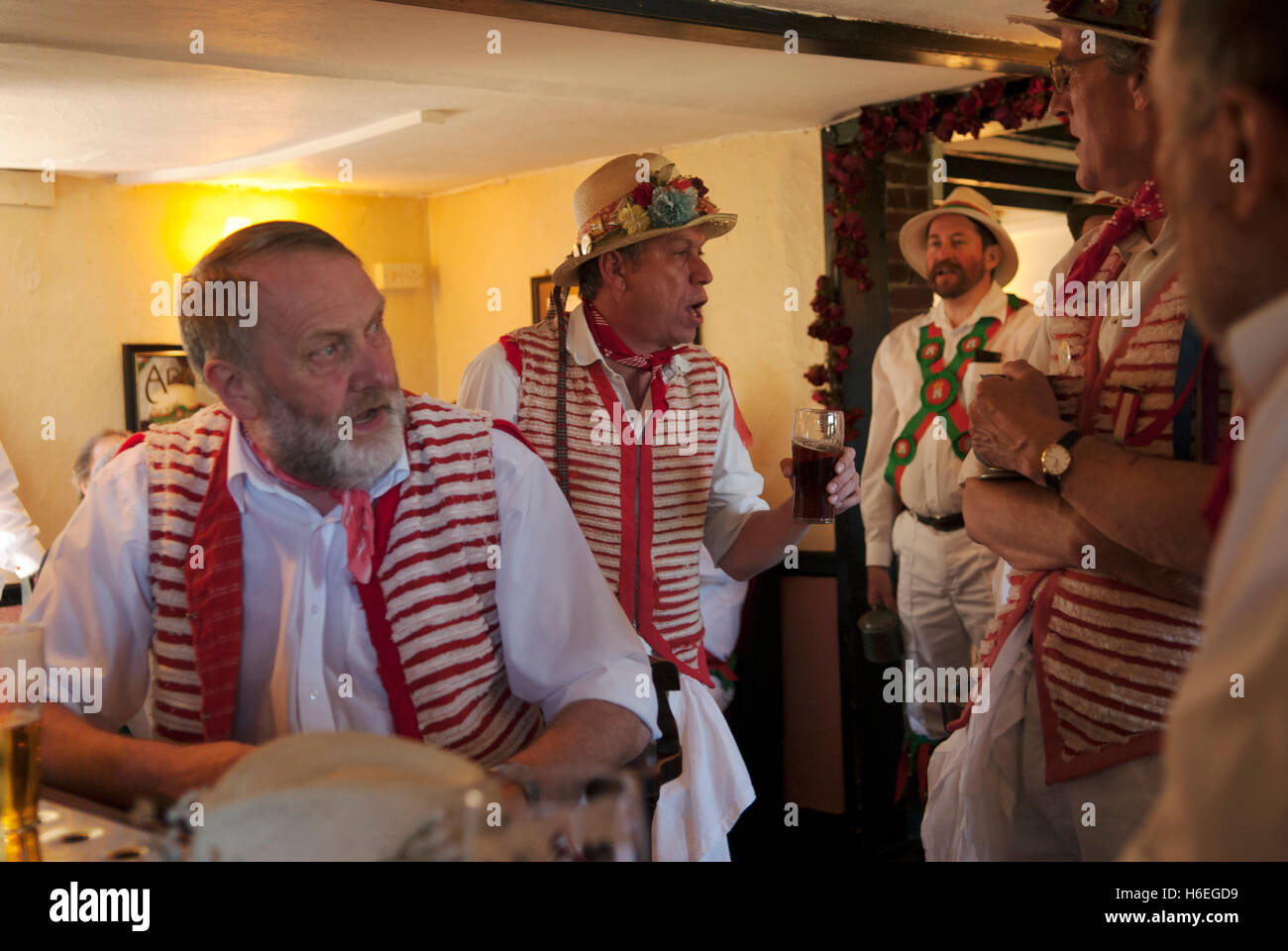 Village Pub UK Inneneinrichtung Menschen. Morris Männer entspannen sich während einer Pause vom Tanzen. Traditionelle Volkslieder singen, Thaxted Essex 2000s HOMER SYKES Stockfoto