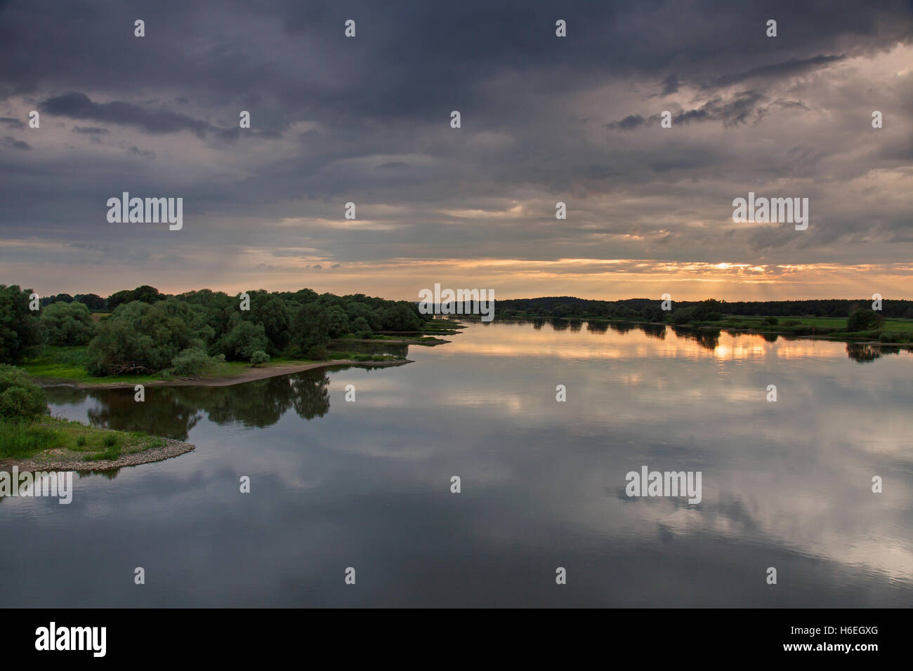 Elbe-Flusslandschaft UNESCO-Biosphären-Reservat bei Sonnenuntergang im Sommer, Niedersachsen, Deutschland Stockfoto